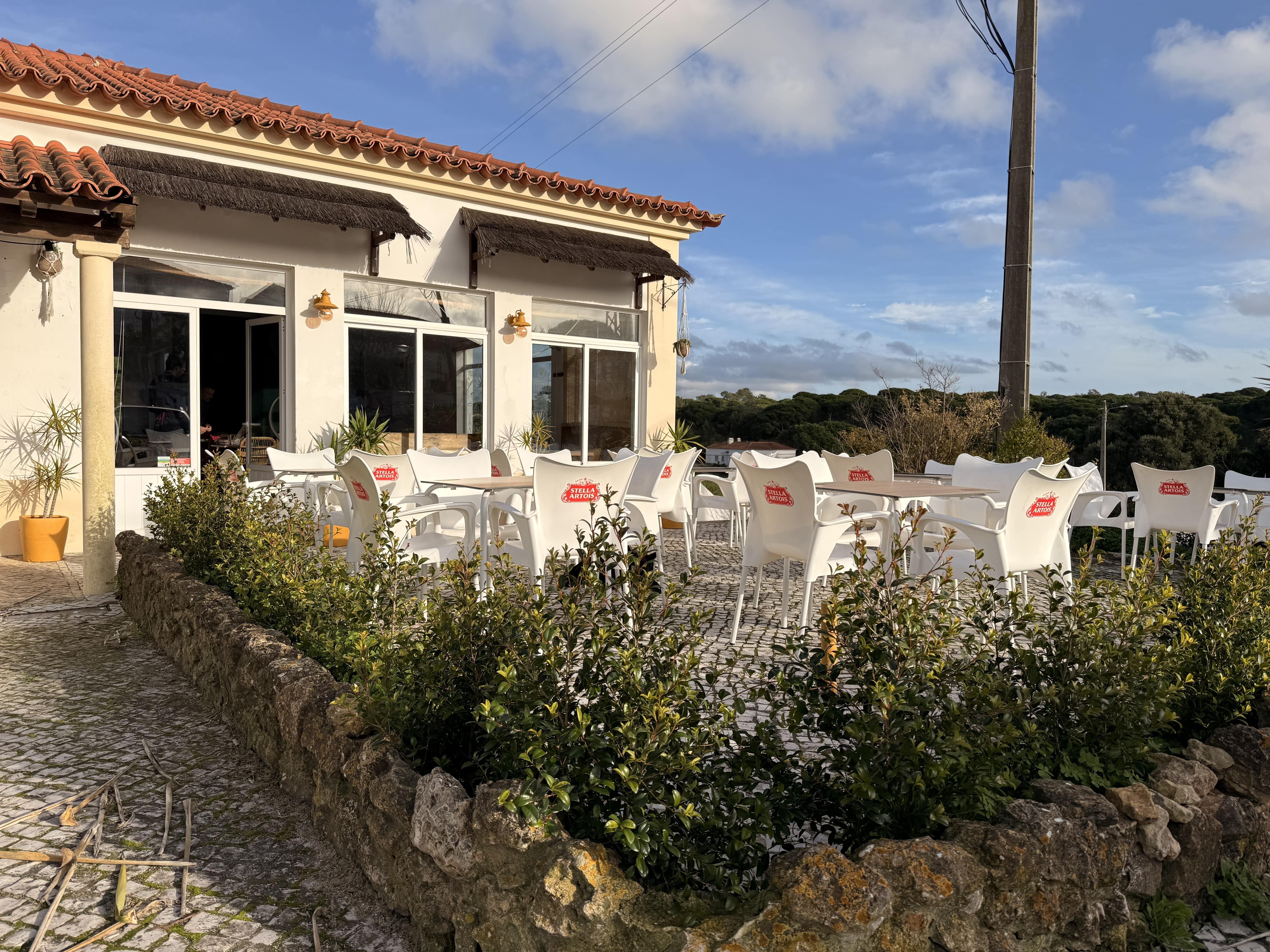 Zone de sièges extérieure au restaurant Amor Meco à Aldeia do Meco, Setúbal