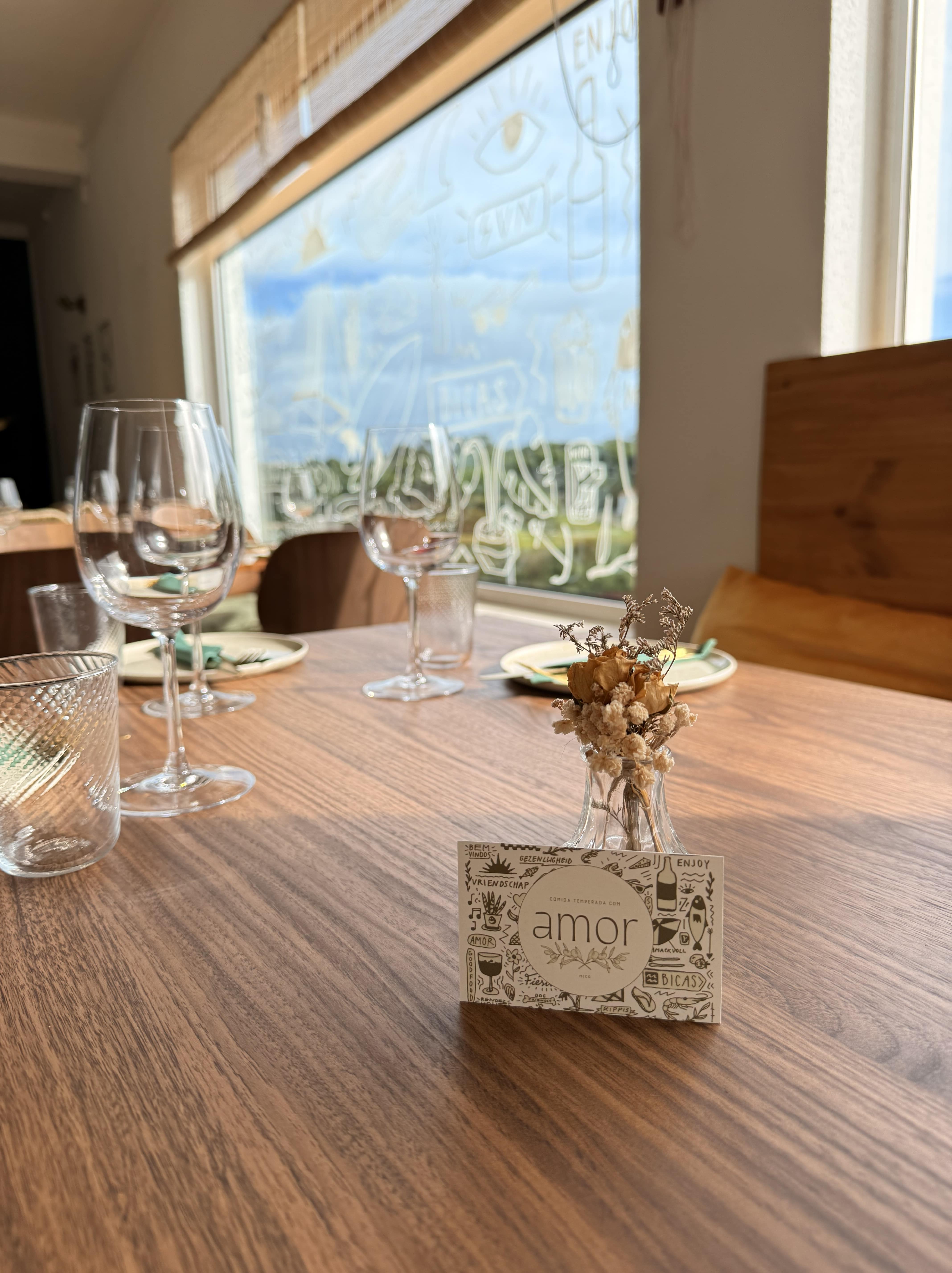 Elegante área de jantar do restaurante Amor Meco em Aldeia do Meco, Setúbal - mesas preparadas para uma experiência gastronómica única