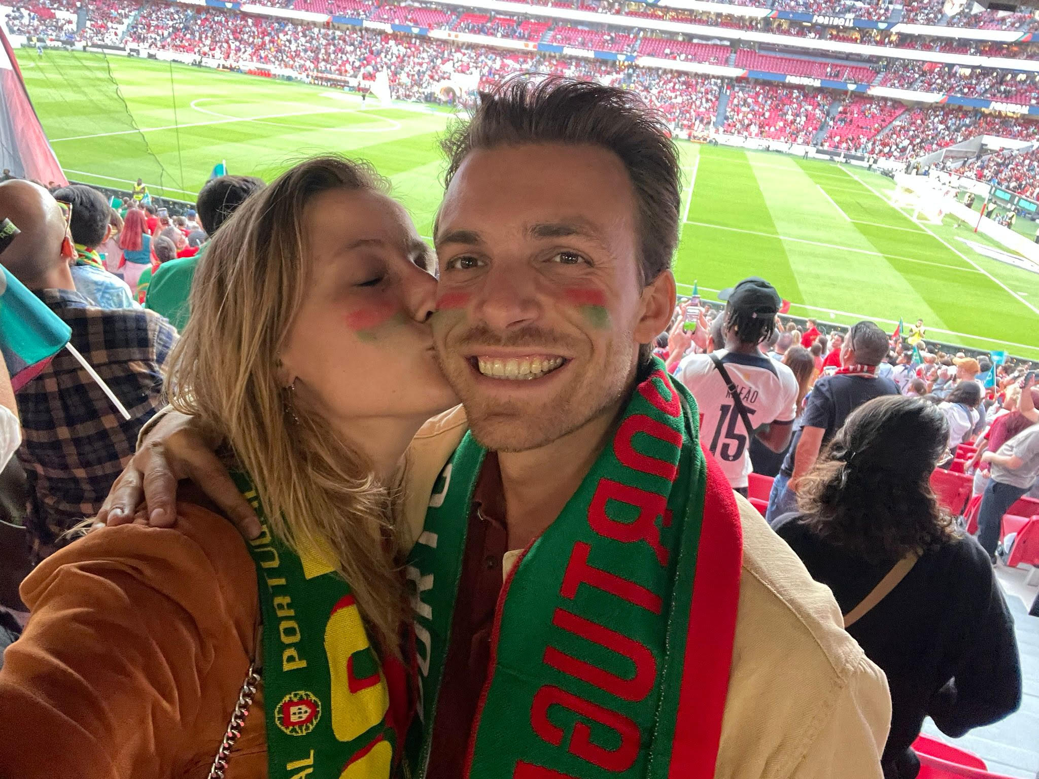 Interior acolhedor do restaurante Amor Meco em Aldeia do Meco, Setúbal - ambiente tradicional português com decoração rústica