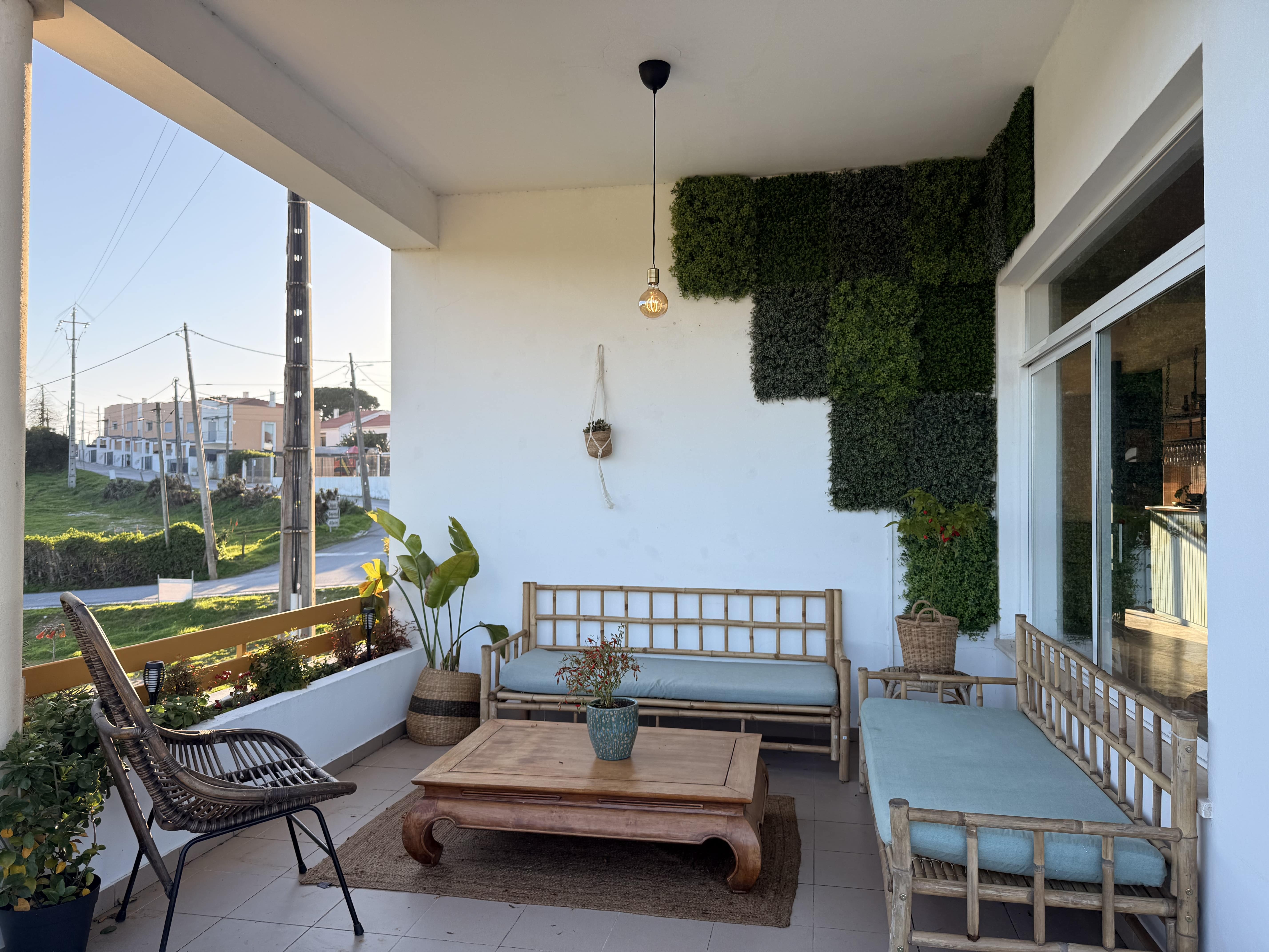 Zone de sièges extérieure au restaurant Amor Meco à Aldeia do Meco, Setúbal